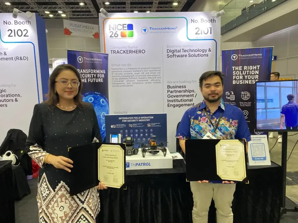 TrackerHero and Setlary Malaysia representatives at the MoU signing